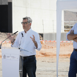 Félix Bolaños (izquierda) y Óscar Puente (derecha) atienden a los medios tras la visita a las obras de la línea de alta velocidad en Almería, a 13 de agosto de 2024.