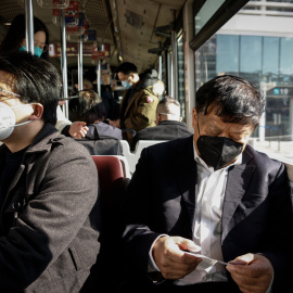 Los residentes de Beijing y Shanghai de camino al trabajo