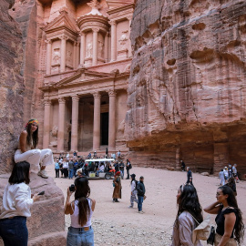 Turistas en el templo de Petra, en Jordania