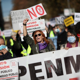 Varios centenares de personas se han sumado este domingo en Madrid a la marcha en defensa de la Atención Primaria