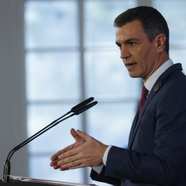 27/12/2022.- El presidente del Gobierno, Pedro Sánchez comparece antes los medios tras el Consejo de Ministros celebrado en el Palacio de La Moncloa en Madrid este martes. EFE/ Juan Carlos Hidalgo