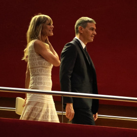 El presidente del Gobierno, Pedro Sánchez, y su mujer, Begoña Gómez, a su llegada a la entrega del Premio Donostia, en el Festival de Cine de San Sebastián, a 26 de septiembre de 2024,