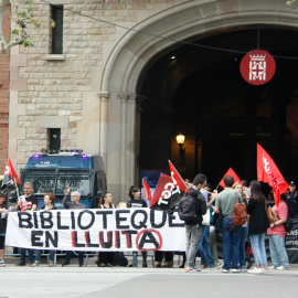 Protesta davant de l'Escola Industrial de Barcelona en motiu de la jornada de vaga de les biblioteques de Barcelona