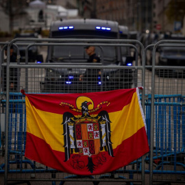 Una bandera franquista colgada en una valla durante una manifestación contra la investidura de Pedro Sánchez, el pasado 15 de noviembre en Madrid. Juan Barbosa / EUROPA PRESS