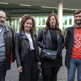 L'advocada Montse Serrano (esq) juntament amb la denunciant, Silvia Torres.