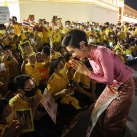 La consorte real Sineenat Wongvajirapakdi en el Gran Palacio de Bangkok.