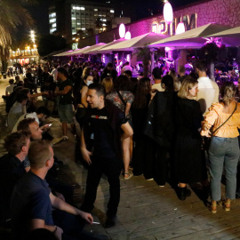 Diverses persones es concenctren davant la discoteca Opium, al front marítim de Barcelona.