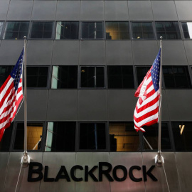 Entrada de la sede de la gestora de fondos estadounidense BlackRock en Nueva York (EEUU). REUTERS