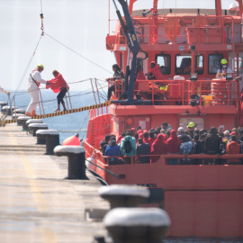 Alrededor de 180 personas llegan a Puerto del Rosario trasladadas por el barco Guardamar Talia de Salvamento Marítimo.