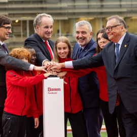 Salvador Illa, Demetrio Carceller Arce, Jaume Collboni y Ramon Agenjo, junto a un grupo de jugadores y jugadoras, inauguran la Ciudad Deportiva Damm.