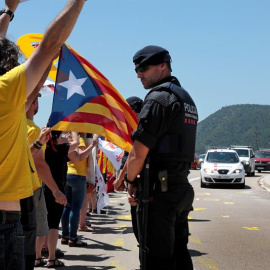 04/07/2018.- Llegada este mediodía de los presos Jordi Cuixart, Jordi Sánchez, Raul Romeva y Oriol Junqueras en dos furgonetas al centro penitenciario Els Lledoners, en donde grupos de simpatizantes y CDR les dieron la bienvenida acordonados por efectiv