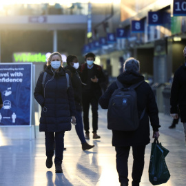 Varias personas caminan por la estación de Waterloo en Londres, Reino Unido