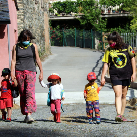 Les professores de la llar d'infants Els Malfargats de Rialp sortint d'excursió amb els petits l'1 de juny del 2020.