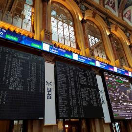 Paneles informativos en la Bolsa de Madrid con los datos de los valores del Ibex 35, el principal índice del mercado bursátil español. EFE/Vega Alonso del Val