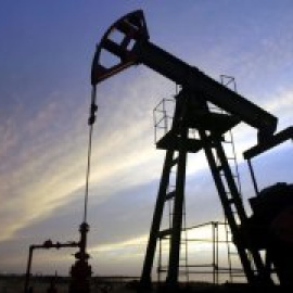 El precio del petróleo se desploma entre la caída de las bolsas mundiales y la escalada de tensión en Oriente Medio