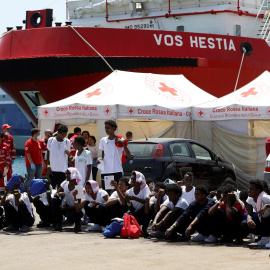 Migrantes rescatados por el barco 'Vos Hestia' de la ONG Save  the Children, en el puerto siciliano de Augusta. REUTERS/Antonio Parrinello