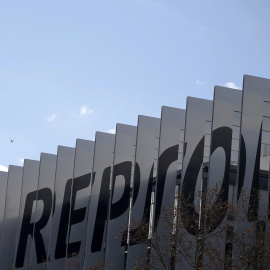 Detalle de la fachada de la sede de Repsol, en Madrid, con el nombre de la petrolera. REUTERS/Juan Medina