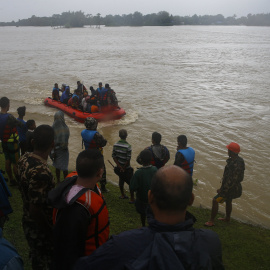 Grupos de personas afectadas por las inundaciones en Nepal esperan a ser rescatados en botes neumáticos. EFE/EPA/NARENDRA SHRESTHA