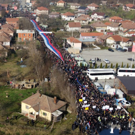 Ciudadanos serbios se manifiestan por el corte de las carreteras que unen Rudare (Serbia) y Mitrovica (Kosovo), a 22 de diciembre de 2022.