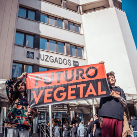 Dos miembros de Futuro Vegetal protestan contra la criminalización del ecologismo ante los Juzgados de Plaza de Castilla (Madrid), a 13 de abril de 2023.