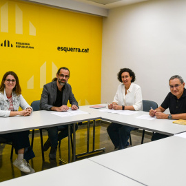 D'esquerra a dreta, Nora Sánchez Oussedik i Héctor Sánchez, de Comunistes de Catalunya, i Marta Rovira i Jordi Roig, d'ERC