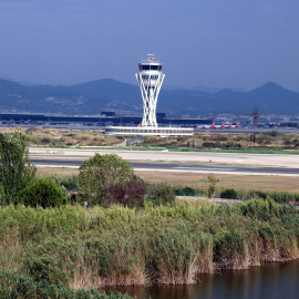 La torre de control i la tercera pista de l'aeroport del Prat.