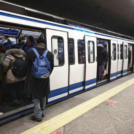 Fotografía de archivo de pasajeros entrando a un vagón en la estación de metro de Atocha, en Madrid a 11 de enero de 2021.