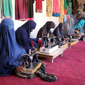 24/05/2022 Mujeres afganas trabajan en una sastrería en Kandahar, Afganistán. Razia, una mujer afgana, dirige un centro de sastrería en el que trabajan unas 50 mujeres que ganan unos 33 euros cosiendo ropa para ayudar a mantener a sus familias