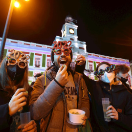 Miles de madrileños se tomaron las uvas este jueves en la madrileña Puerta del Sol en el ensayo de las tradicionales doce uvas de Nochevieja.