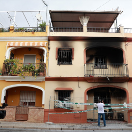 Vivienda en la calle Fernando Martín en Guillena donde se produjo el incendio en la que han fallecido cuatro personas.