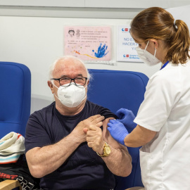 Un hombre recibe la vacuna contra el coronavirus en el hospital Enfermera Isabel Zendal en Madrid.