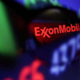 El logo de la petrolera estadounidense Exxon Mobil. REUTERS/Dado Ruvic/Illustration