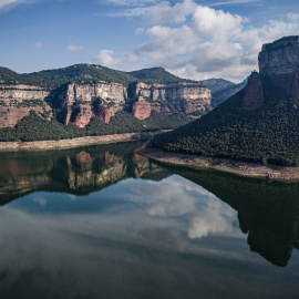 Les cingleres que envolten el pantà de Sau reflectides a l'aigua