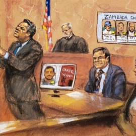 Reproducción fotográfica de un dibujo realizado por la artista Jane Rosenberg donde aparece el abogado Jeffrey Lichtman (i) dando los argumentos finales frente al juez de la corte federal de Brooklyn Brian Cogan (arriba), su cliente el narcotraficante m