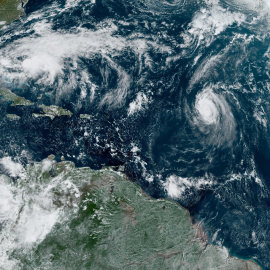 Una imagen satelital GeoColor del GOES-16 proporcionada por la Administración Nacional Oceánica y Atmosférica (NOAA) muestra al huracán Milton intensificándose rápidamente sobre el Golfo de México.