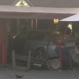 Imagen del coche empotrado en la pizzería de parís. TWITTER