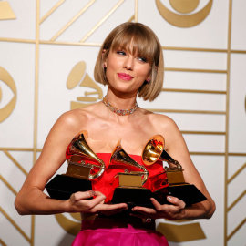 La cantante Taylor Swift con sus tres premios Grammy. REUTERS