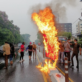 Protesta en Myanmar donde se quemó una bandera de China.