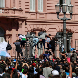 Seguidores de Diego Armando Maradona tratan de acceder a la capilla funeraria donde se encontraban los restos del exfutbolista.