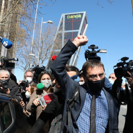 (15/3/21) El cofundador de Podemos Juan Carlos Monedero levanta el brazo a su salida de los Juzgados de Plaza de Castilla tras declarar en el caso ‘Neurona’, a 15 de marzo de 2021 (Archivo).