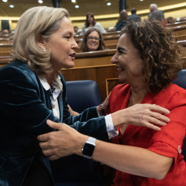 La vicepresidenta primera y ministra de Asuntos Económicos y Transformación Digital, Nadia Calviño (i) y la ministra de Hacienda, María Jesús Montero (d)- 26/10/2022