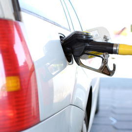 Un coche repostando en una gasolinera.