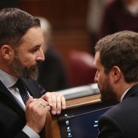 03/12/2019.- El presidente de Vox, Santiago Abascal, y el presidente del PP, Pablo Casado, hablan durante la sesión de constitución de las Cortes para la XIV Legislatura en el Congreso de los Diputados. Eduardo Parra / Europa Press