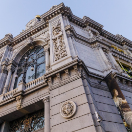 Detalle de la fachada del edificio del Banco de España. E.P./Carlos Luján