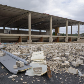 Vista de unos muros del pabellón deportivo de Porto do Son (A Coruña) que han colapsado por la borrasca asociada al huracán Kirk, a 9 de octubre de 2024.