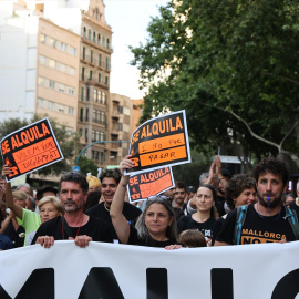 Decenas de personas durante una manifestación por la vivienda digna, a 25 de mayo de 2024.