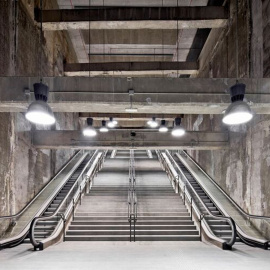 Interior d'una estació de la L9 del metro.