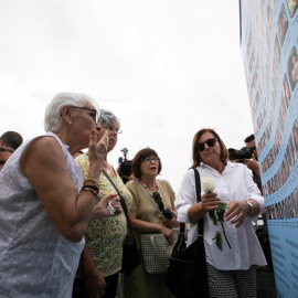 Familiares y allegados depositan ofrendas florales en homenaje a las víctimas del accidente aéreo del vuelo JK5022 de Spanair, al cumplirse el 10º aniversario del siniestro,