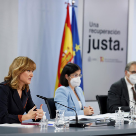 Los ministros de Sanidad, Carolina Darias (c); de Educación, Pilar Alegría (i), y de Universidades, Joan Subirats (d), durante la rueda de prensa ofrecida al término del Consejo de ministros, este martes en Moncloa.