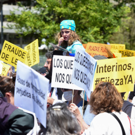 Varias personas se manifiestan para pedir estabilidad en el empleo y que no se despida a ningún trabajador temporal público, a 7 de mayo de 2022, en Madrid (España).